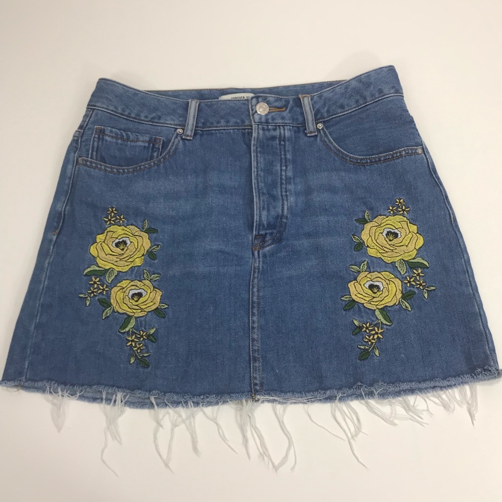 Forever 21 denim skirt raw edge embroidered sz 29